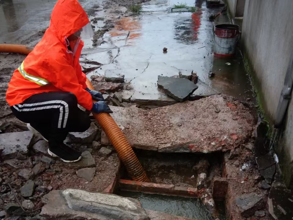 兰山专业清理污水池 炜誉市政以规范流程守护城市 “肠道”